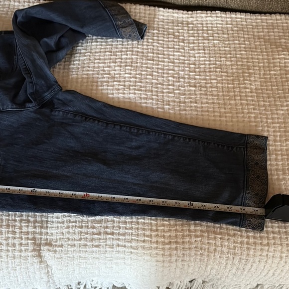 Gently loved Women's Blue Capri Stretch Jeans with Embroidered Hem - Picture 12 of 13